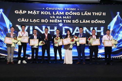 Tặng Giấy khen của Giám đốc Công an tỉnh Lâm Đồng cho các KOL có nhiều thành tích