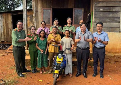 Em H’Thu, trú tại bon Đắk R’La, có hoàn cảnh gia đình khó khăn được Công an xã Đắk Mil tiếp sức đến trường. Ảnh: CA Lâm Đồng