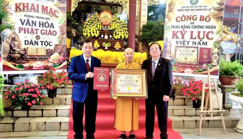 Hòa thượng Thích Viên Thanh - Trụ trì Thiền viện Vạn Hạnh nhận bằng xác lập Kỷ lục Việt Nam của Hội Kỷ lục Việt Nam ngày 22/8/2026.