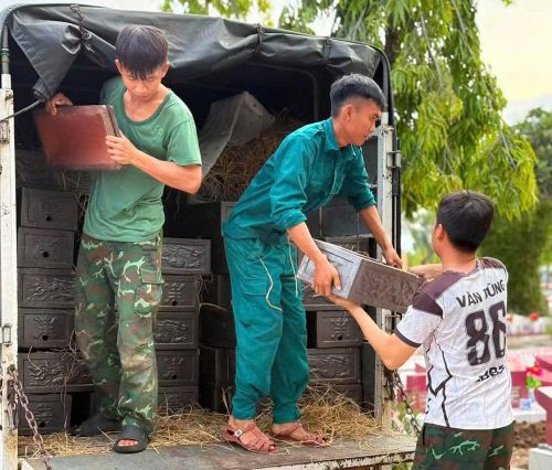 Dân quân tự vệ hỗ trợ lực lượng lấy mẫu, số hóa thông tin hài cốt liệt sĩ.