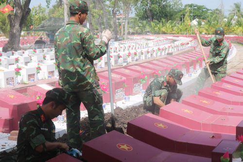 Các chiến sĩ trẻ tham gia lấy mẫu hài cốt liệt sĩ.