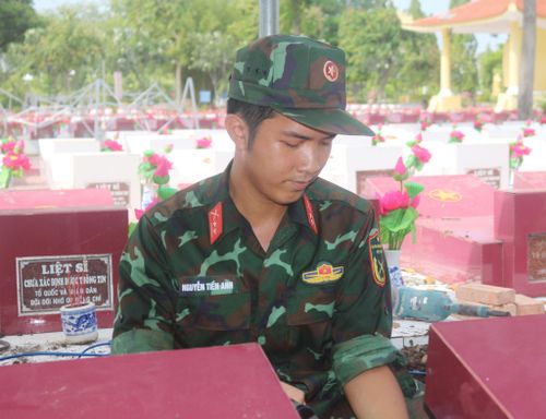 Một sĩ quan trẻ đang tham gia lấy mẫu hài cốt liệt sĩ