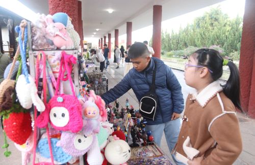 Những món quà lưu niệm được đan, móc thủ công bán tại ga Đà Lạt mang dấu ấn đặc trưng điểm đến.