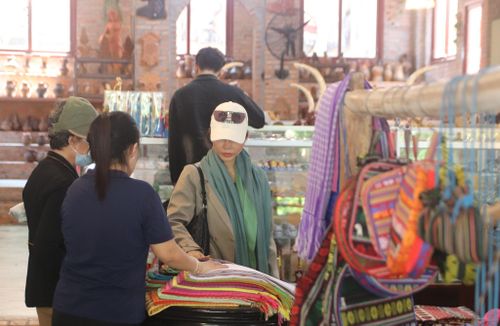 Mỗi điểm đến, du khách đều muốn chọn mua một sản phẩm lưu niệm