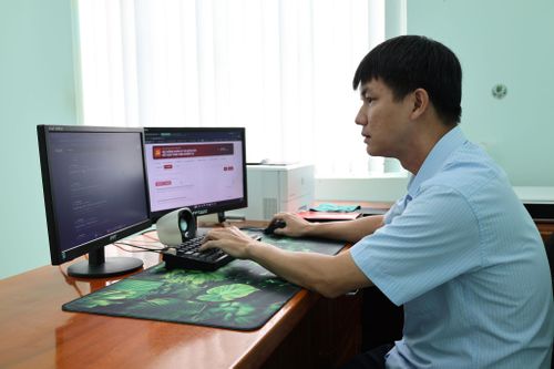 Anh Nguyễn Bích Ngọc - Chuyên viên Phòng Văn hóa - Xã hội xã Đạ Tẻh nghiên cứu, sáng tạo nhiều sáng kiến hữu ích, đóng góp về chuyển đổi số cho địa phương