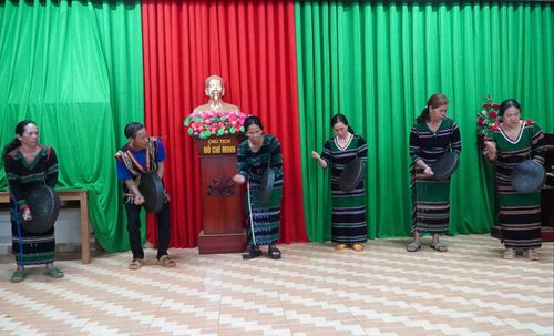 Đồng bào M'nông ở bon Đắk N'Drung thường xuyên luyện tập đánh cồng chiêng để phục vụ các sự kiện văn hóa của địa phương