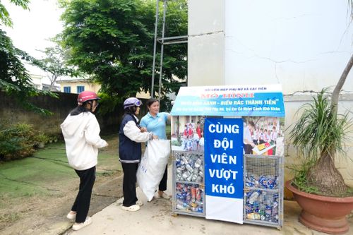 Học sinh tại Trường THCS Đồng Nai thu gom chai nhựa, lon nước và vật liệu có thể tái chế, phân loại rồi đưa về “ngôi nhà xanh”