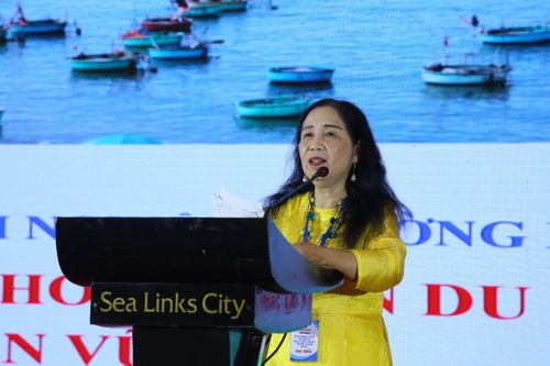 Tiến sĩ La Nữ Ánh Vân, Phó Trưởng Khoa Du lịch - Trường Đại học Phan Thiết trình bày về chủ đề “Mũi Né - Từ điểm đến đến không gian du lịch liên kết, phát triển bền vững”
