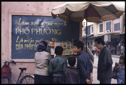 Người dân xem tin tức từ bản thông tin công cộng
