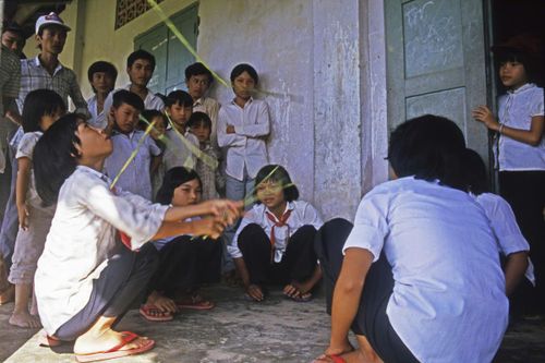 Trẻ em Việt Nam vui chơi trên đất nước thanh bình