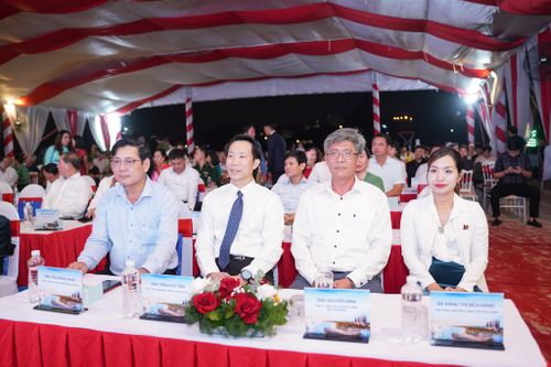 Các đồng chí lãnh đạo tỉnh và đại diện doanh nghiệp cùng các đại biểu tham dự lễ khánh thành