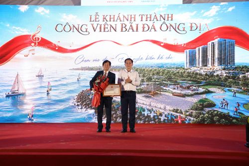 Đồng chí Hồ Văn Mười, Ủy viên Ban Chấp hành Trung ương Đảng, Phó Bí thư Tỉnh ủy, Chủ tịch UBND tỉnh trao Bằng khen của UBND tỉnh cho Hưng Lộc Phát Corp