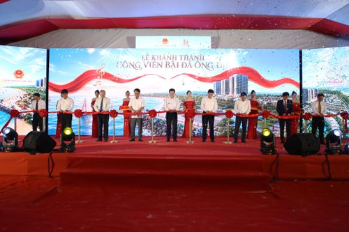Các đại biểu thực hiện nghi thức khánh thành công viên Bãi đá Ông Địa