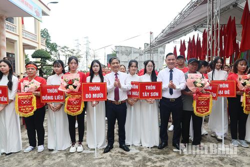 Ban Tổ chức trao Cờ lưu niệm cho các Đoàn vận động viên tham dự Ngày hội. Ảnh: Minh Thuận