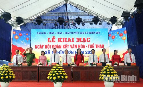 Các đại biểu thực hiện nghi lễ chào cờ tại Ngày hội. Ảnh: Minh Thuận
