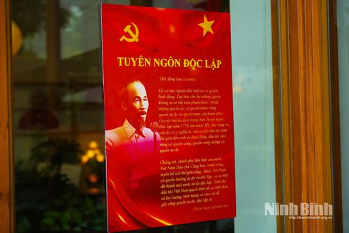 Bên trong quán cà phê decor không gian lịch sử với hình ảnh Tuyên ngôn Độc lập.