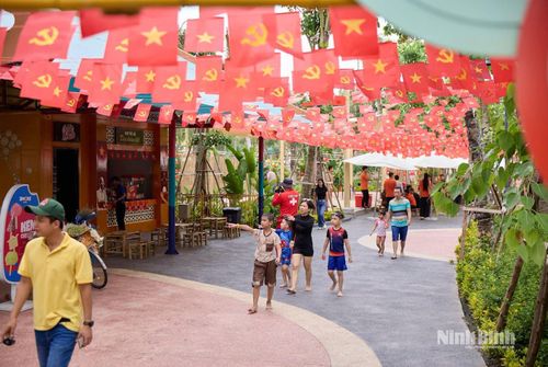 Sun World Hà Nam phủ kín cờ hoa, tạo không gian lễ hội sôi động đón khách thập phương.
