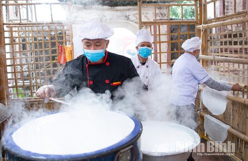 Các nghệ nhân làng nghề phở Vân Cù, xã Nam Đồng thực hiện tráng bánh phở.