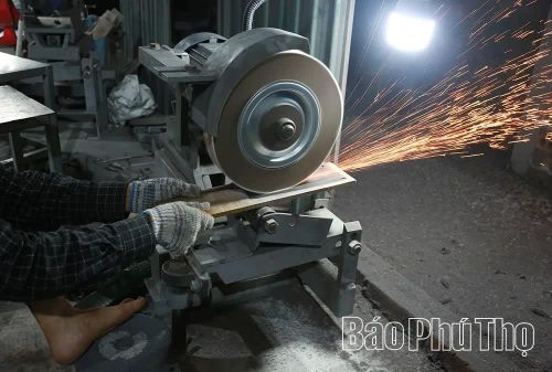 Người lao động cần mẫn thực hiện các công đoạn làm sản phẩm rèn.
