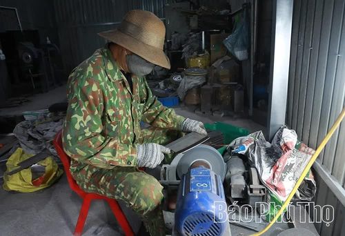 Phôi dao được mài sắc, hoàn thiện trước khi đưa đến tay người sử dụng.