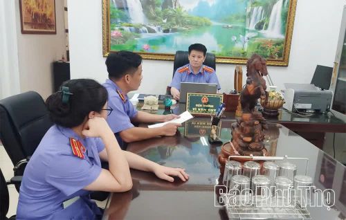 Cán bộ Viện kiểm sát nhân dân (VKSND) khu vực 13 trao đổi nghiệp vụ giải quyết vụ án về tội cố ý gây thương tích trên địa bàn.