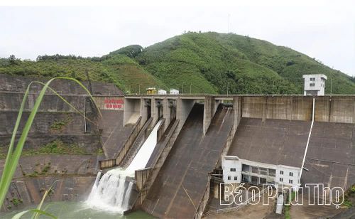 Hồ Ngòi Giành với đập chính là bê tông trọng lực có chiều dài hơn 240m, chiều cao lớn nhất hơn 70m với tổng mức đầu tư 1.279 tỉ đồng là công trình thủy lợi lớn của tỉnh, có tiềm năng trong thu hút khách du lịch với vẻ đẹp hùng vĩ được khánh thành vào cuối năm 2021.