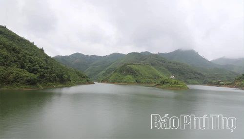 Diện tích mặt nước lớn, nguồn nước sạch và ổn định là cơ hội để Trung Sơn phát triển mạnh thủy sản, trong đó có nghề nuôi cá lồng cho hiệu quả kinh tế cao và hút khách du lịch trải nghiệm sinh hoạt trên bè cá để thưởng ngoạn không khí, cảnh vật và ẩm thực vùng cao.