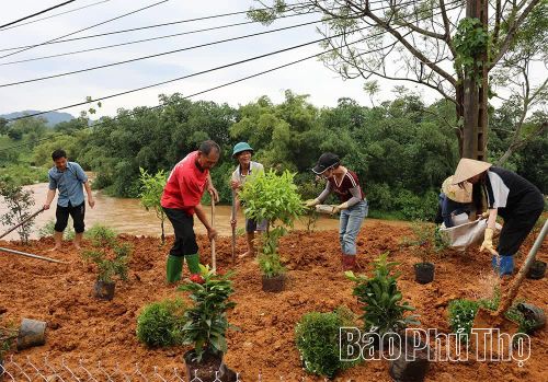 Người dân thôn Minh Tâm, xã Minh Đài trồng hơn 400 cây trong vườn hoa kiểu mẫu. 