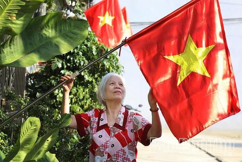 Người dân phường Tân Hòa treo cờ Tổ quốc chào mừng Quốc khánh.