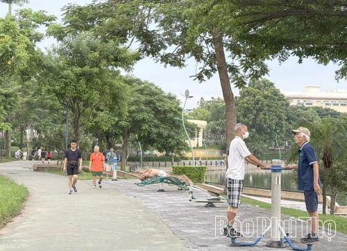 Không phân biệt tuổi tác, từ người cao tuổi đến thanh niên đều chủ động rèn luyện, nâng cao sức khỏe và chất lượng cuộc sống.
