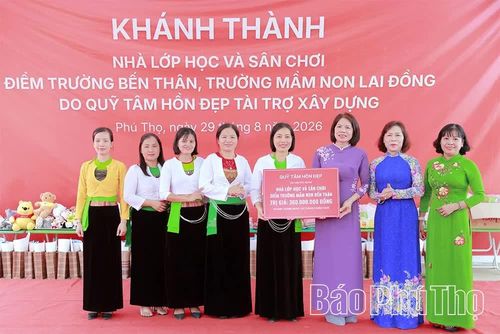 Đại diện Quỹ Tâm hồn đẹp - đơn vị tài trợ trao biểu trưng kinh phí xây dựng công trình.