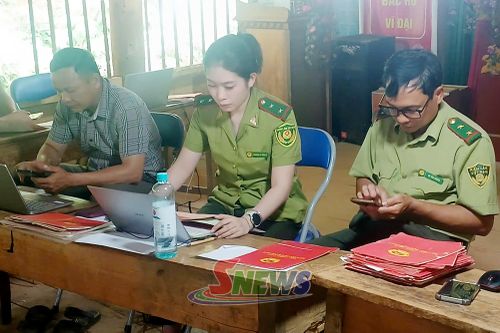 Cán bộ Chi cục Kiểm lâm Sơn La thu thập xây dựng cơ sở dữ liệu tại xã Phiêng Pằn. Ảnh Sở Nông nghiệp và môi trường cung cấp.