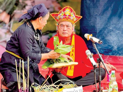 Thầy Then Cả Nguyễn Văn Chự trong lễ Lẩu Then Bjoóc Mạ của người Tày phường Hà Giang 1.