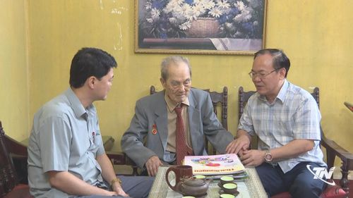 Lãnh đạo Báo và Phát thanh, Truyền hình Thái Nguyên thăm Nhà báo Lê Chỉnh.