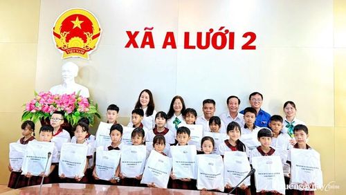 Trao quà cho học sinh xã A Lưới 2