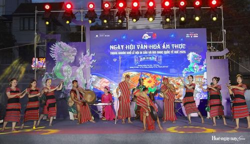 Biểu diễn cồng chiên tại chương trình khai mạc ngày hội