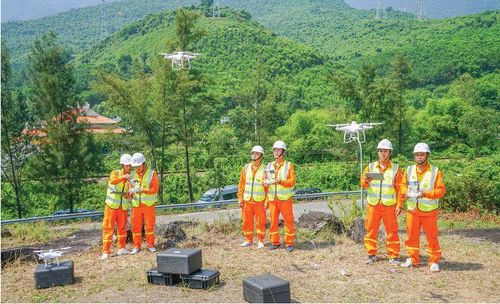 Công nhân truyền tải điện sử dụng UAV trong quản lý vận hành đường dây