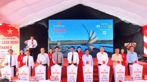 Các đại biểu thực hiện nghi thức khởi công Dự án xây dựng Công viên Ba Hạt Lúa.