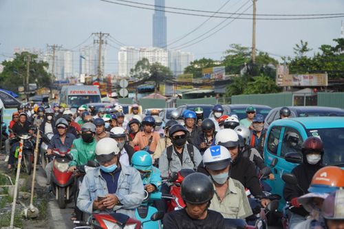 Áp lực từ cao tốc tiếp tục lan xuống các tuyến đường kết nối như Võ Chí Công, Nguyễn Duy Trinh và khu vực dẫn vào phà Cát Lái. Tại đường Võ Chí Công, đoạn từ vòng xoay Liên Phường về phía phà Cát Lái, ô tô, xe máy và xe container nối đuôi nhau. Một số người dân cho biết dù chủ động xuất phát từ sáng sớm để tránh ùn tắc, họ vẫn mất nhiều thời gian mới có thể tiếp cận cao tốc.
