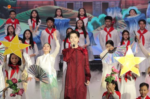 Ca sĩ Đức Phúc biểu diễn ca khúc "Việt Nam tinh hoa". Ảnh: Hồ Long