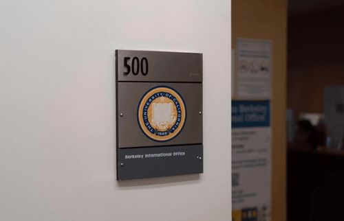 Văn phòng sinh viên quốc tế củaUC Berkeley cho biết sẽ tham vấn các chuyên gia pháp lý để xây dựng quy trình mới phù hợp với các yêu cầu của chính phủ liên bang. Ảnh: Joe Zheng