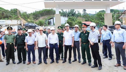 Đoàn công tác của Bí thư Thành ủy, Trưởng đoàn ĐBQH thành phố Đà Nẵng Lê Ngọc Quang kiểm tra tiến độ các trường biên giới. Ảnh: Tấn Tài
