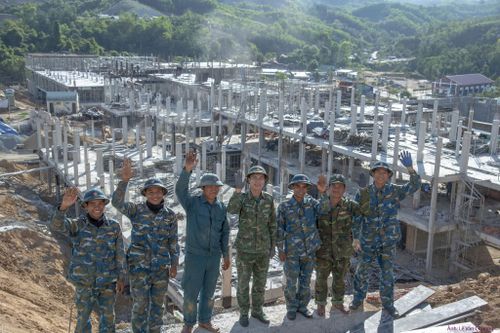 Những ngôi trường vùng biên đang dần hình thành dưới bàn tay của người lính. Ảnh: Văn Chương