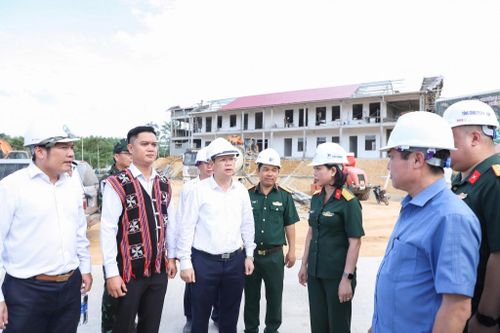 Phó Bí thư Thành ủy, Chủ tịch UBND thành phố Đà Nẵng Nguyễn Mạnh Hùng kiểm tra công trình trường học biên giới. Ảnh: Tấn Tài