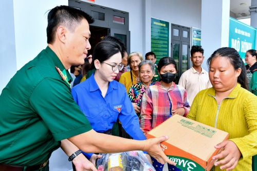 Ban tổ chức tổ chức trao tặng các nhu yếu phẩm đến người dân trong "Gian hàng 0 đồng". Ảnh: Văn Long