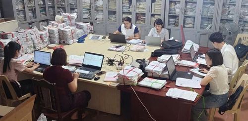 Cán bộ chuyên môn rà soát, chuẩn hóa dữ liệu đất đai, tạo nền tảng tích hợp Giấy chứng nhận quyền sử dụng đất trên VNeID. Ảnh: C06