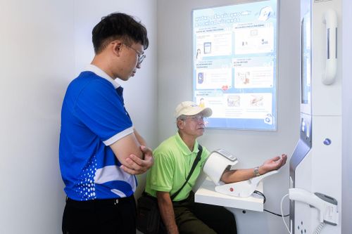 Trạm Công dân số đưa tiện ích số và y tế thông minh đến gần người dân. Ảnh: C06