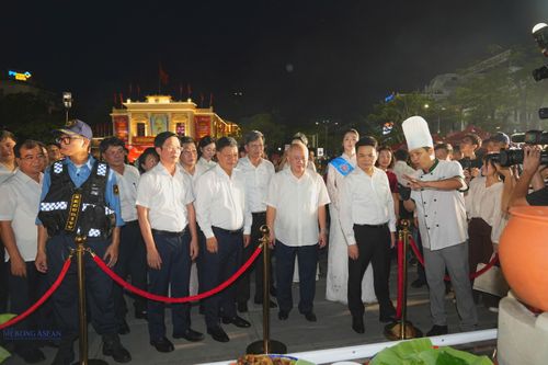 Lãnh đạo thành phố Hải Phòng tham quan các gian hàng tại khu ẩm thực. Ảnh: Minh Trang.