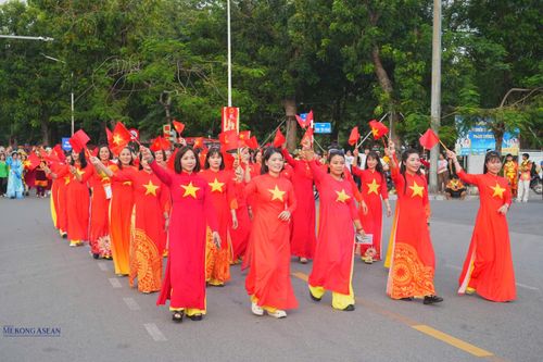 Khối áo dài cờ đỏ sao vàng tại chương trình diễu hành. Ảnh: Minh Trang.