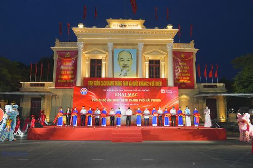 Lãnh đạo thành phố Hải Phòng và các đại biểu thực hiện nghi thức cắt băng khai mạc Phố đi bộ, ẩm thực đêm Hải Phòng. Ảnh: Minh Trang.